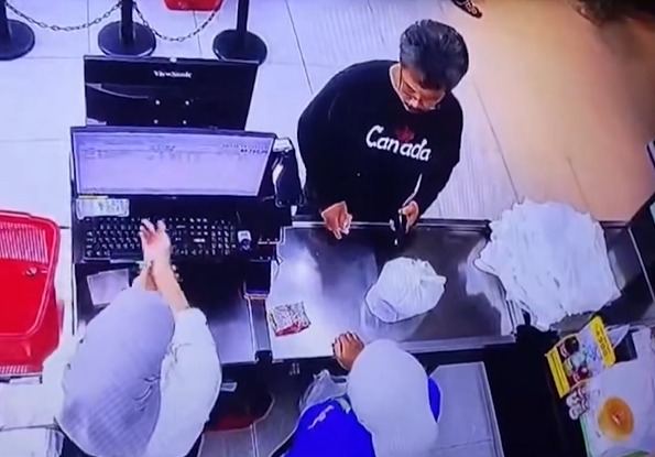 Momen dosen Fakultas Pertanian Universitas Islam Makassar (UIM), Amal Said, saat meludahi seorang kasir swalayan terekam CCTV. (IG@makasar_info)